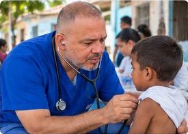 Médico auscultando a un niño