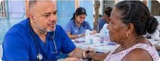 Médico atendiendo a una señora