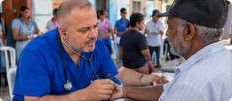 Médico conversando con un adulto mayor